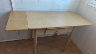 Mesa de cocina y 4 sillas de madera