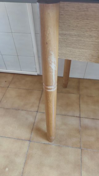 Mesa de cocina y 4 sillas de madera