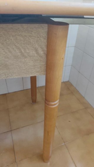 Mesa de cocina y 4 sillas de madera
