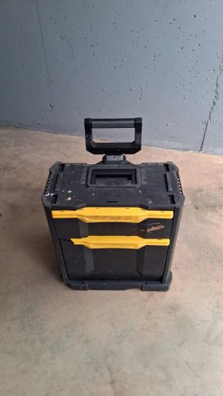 Caja de herramientas con ruedas y mango