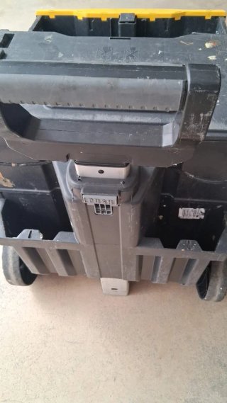 Caja de herramientas con ruedas y mango