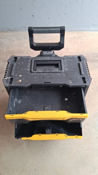Caja de herramientas con ruedas y mango
