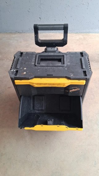Caja de herramientas con ruedas y mango