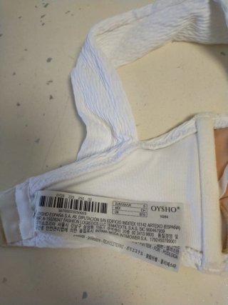 Top de bikini beige y blanco