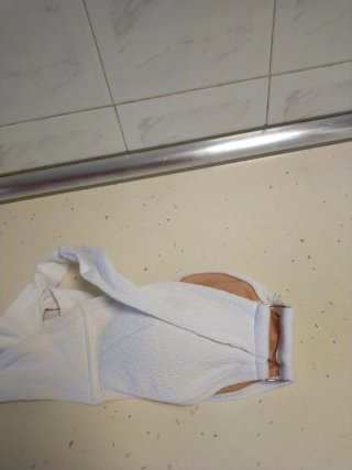 Top de bikini beige y blanco