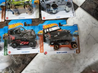 Lote 8 Hot Wheels: Camiones y SUVs