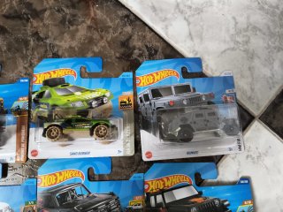 Lote 8 Hot Wheels: Camiones y SUVs