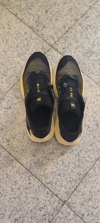 Zapatillas Salomon Negras y Amarillas