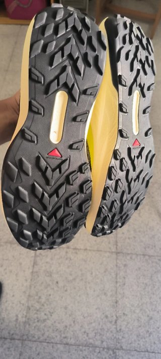 Zapatillas Salomon Negras y Amarillas