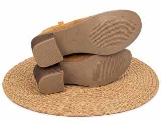 Botas de ante marrones con bordado