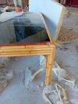 Mesa de bambú y cristal