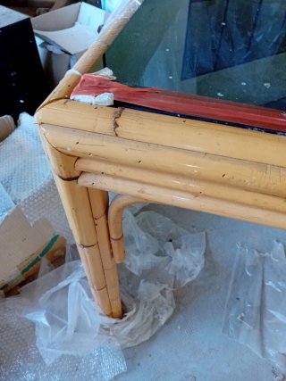 Mesa de bambú y cristal