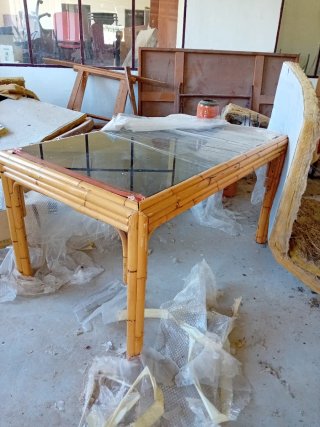 Mesa de bambú y cristal