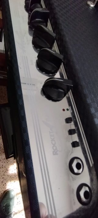 Ampeg B100 RU Amplificador Bajo 15 150W