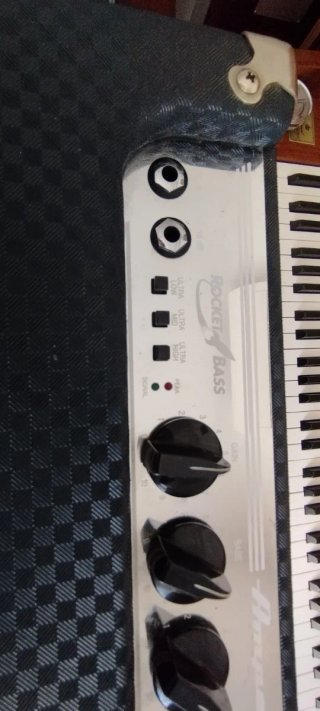 Ampeg B100 RU Amplificador Bajo 15 150W