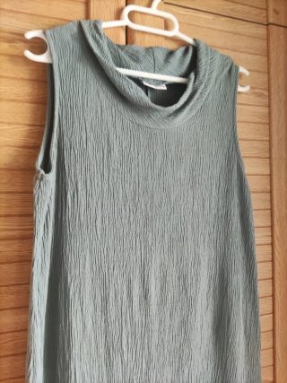 Vestido midi verde/ grisaceo sin mangas