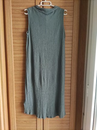 Vestido midi verde/ grisaceo sin mangas