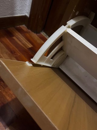 Zapatero de madera marrón