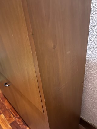 Zapatero de madera marrón
