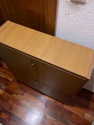 Zapatero de madera marrón