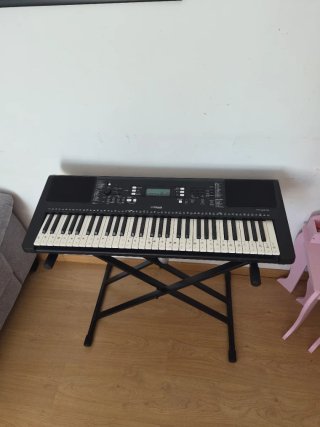 Teclado Yamaha PSR-E373 con patas