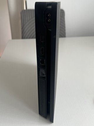 PS4 Slim 1TB Negra + Mando Rojo
