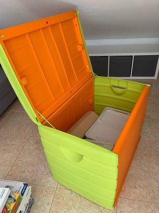 Baúl de plástico exterior naranja y verde 78x53x63