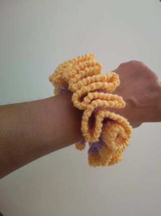 Coletero scrunchie de crochet hecho a mano lila y