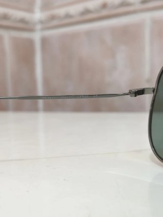 Occhiali da sole verdi e argento rayban