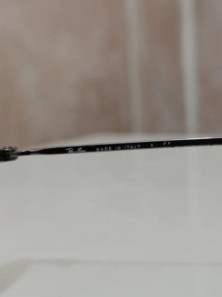 Occhiali da sole verdi e argento rayban