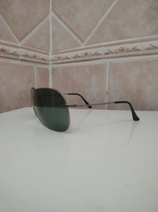 Occhiali da sole verdi e argento rayban