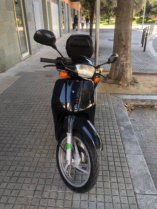 Moto Scooter Negra con Baúl Givi