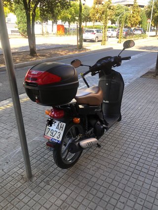 Moto Scooter Negra con Baúl Givi