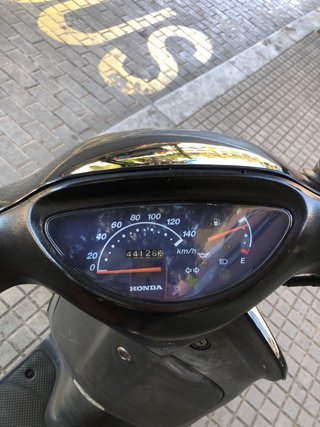 Moto Scooter Negra con Baúl Givi