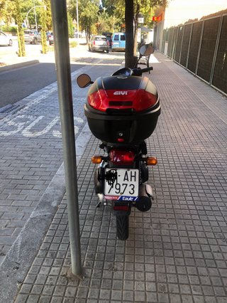 Moto Scooter Negra con Baúl Givi