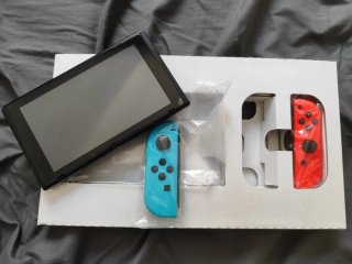 Nintendo Switch con 3 juegos y un estuche.