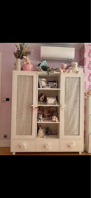 Habitación infantil rosa con papel pintado