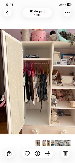 Habitación infantil rosa con papel pintado
