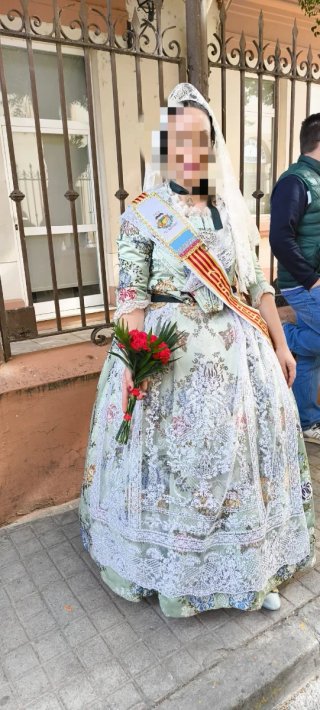 Traje de Fallera verde y multicolor.