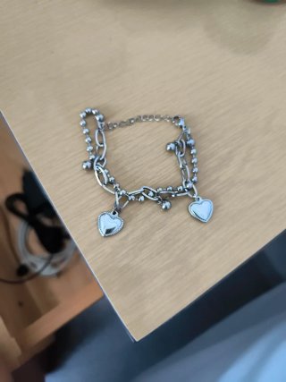 Pulsera con corazones