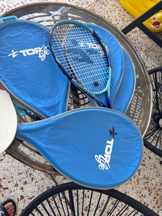 4 Raquetas  de tenis + 3 Pelotas