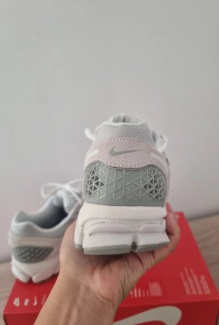 Nike Zoom Vomero 5 SE Talla 43