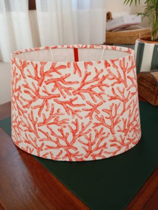 Pantalla de lámpara tela coral y blanca