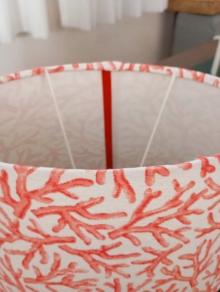 Pantalla de lámpara tela coral y blanca