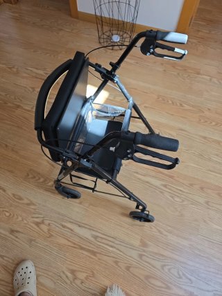 Andador con asiento y ruedas