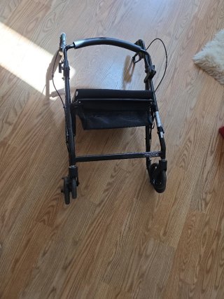 Andador con asiento y ruedas