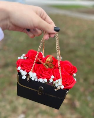 Cajita con diseño de bolso flores rojas