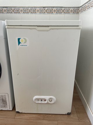 Congelatore verticale bianco in vendita di persona...
