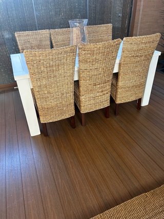 Mesa comedor y 6 sillas de ratán y madera