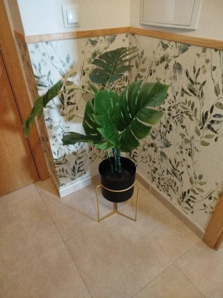 Planta artificial con macetero dorado